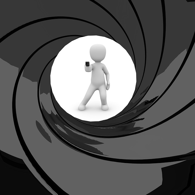 James Bond figur med løftet pistol for enden af en mørk, snoet tunnel